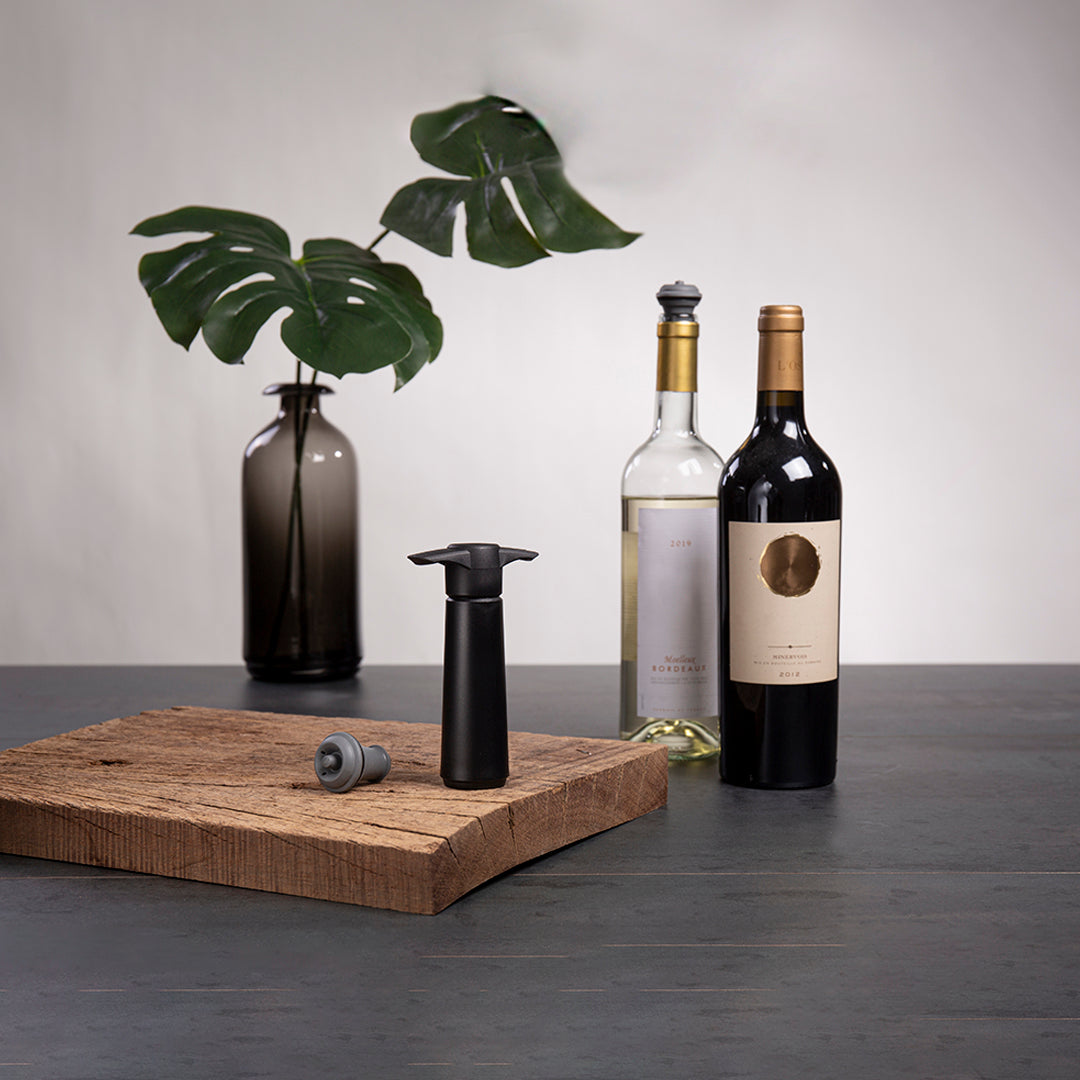 Vacu Vin Wine Saver Black Blister (1 Pump, 1 Wine Stopper ) set '2